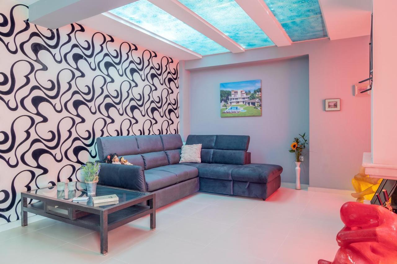 Luxury With Fireplace Near Center *